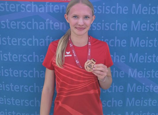 Vier Athleten feiern Bronzegewinnn
